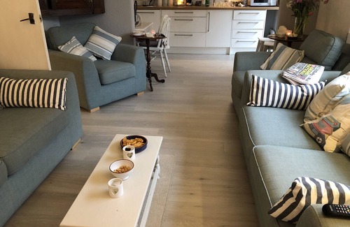 Sandbanks Casa | Sandbanks Holiday Home Poole 5 minutes walk to the Beach Sleeps 8/9