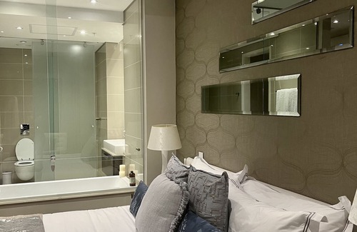 Greater Johannesburg Metropolitan Area Hotel | Sandton Sky Executive Suite with a stunning view on 7th floor