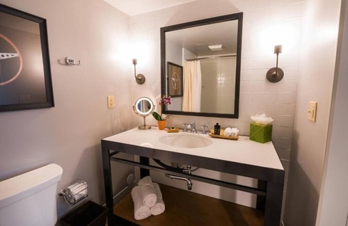 Live Oak Hotel | Santa Cruz Sanctuary: Room with Forrest View & Private Patio