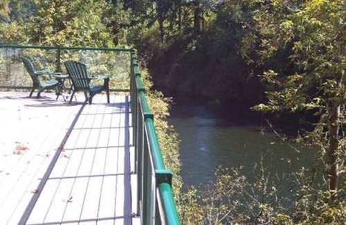 Lyons Casa | "Santiam RiverHaus" "A Private Riverfront Vacation Home Near Salem Oregon"