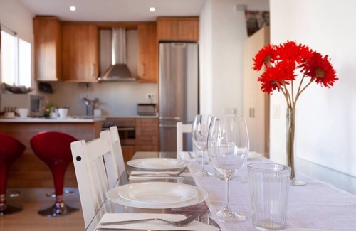 La Nova Esquerra de l'Eixample Apartamento | Sants Station Family Apartment. With Alexa voice assistant &Air Conditioned