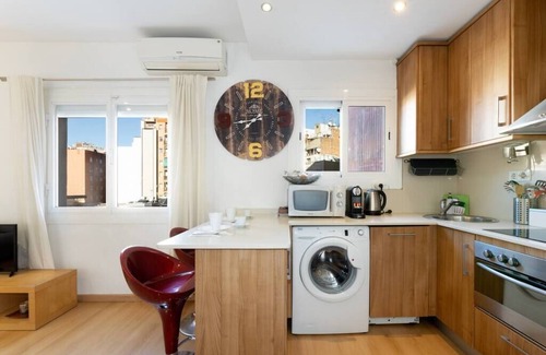 La Nova Esquerra de l'Eixample Apartamento | Sants Station Family Apartment. With Alexa voice assistant &Air Conditioned