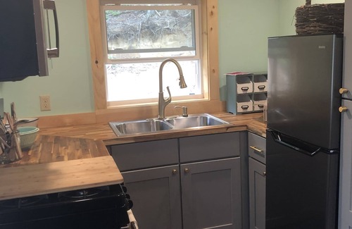 Bloomingdale Apartamento | Saranac Lake Adirondack Modern Loft-fire pit, river access, 100 acre forest