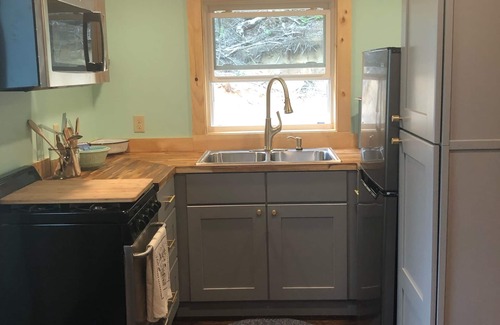 Bloomingdale Apartamento | Saranac Lake Adirondack Modern Loft-fire pit, river access, 100 acre forest