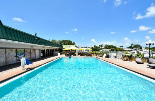 Trailer Estates Apartamento | Sarasota Cay Club #612 - Heated Pool, Bunk Beds, Huge TV, Tiki Bar, More!
