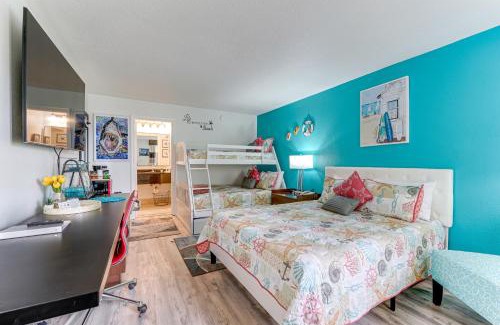 Trailer Estates Apartamento | Sarasota Cay Club #612 - Heated Pool, Bunk Beds, Huge TV, Tiki Bar, More!