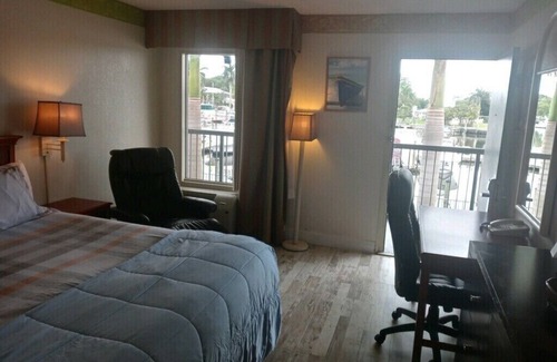 Trailer Estates Hotel | SARASOTA Waterfront hotel Habitación CAMA KING # 215 EN SARA BAY 7150 N Tamiami Trail