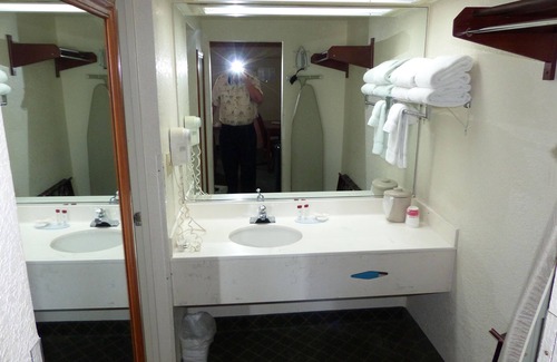 Trailer Estates Hotel | SARASOTA Waterfront hotel Habitación CAMA KING # 215 EN SARA BAY 7150 N Tamiami Trail