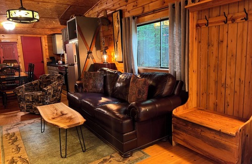Greenfield Center Cabina | 🐎Saratoga Track & Streamside Retreat 🌲 - Relax, Hike, Shop & Dine!