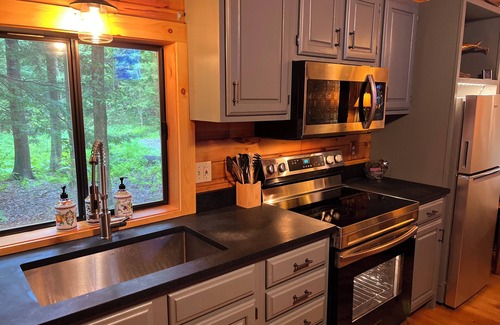 Greenfield Center Cabina | 🐎Saratoga Track & Streamside Retreat 🌲 - Relax, Hike, Shop & Dine!