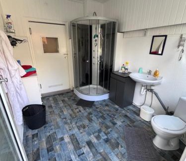 Meinerzhagen Apartamento | "Saunahotel" mit separatem Badezimmer