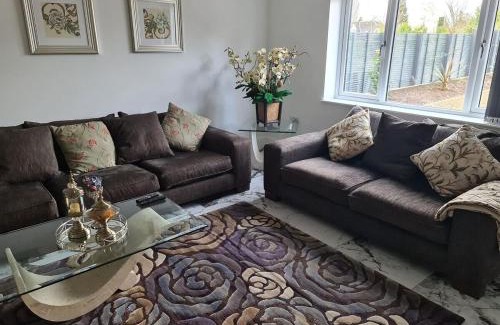 Leicester Casa | SAV Stays 5 Bed Executive Detached House in Leicester