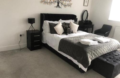 Leicester Casa | SAV Stays 5 Bed Executive Detached House in Leicester