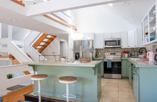 Brewster Casa | Scandinavian Peaceful Oasis, Mountain View, hot tub