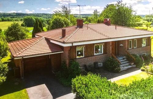 Varnhem Casa | Scenic accommodation in well-equipped villa with lake view | SE08047