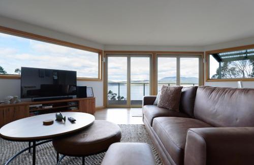 Gordon Casa | Scenic Getaway with Breathtaking Water Views