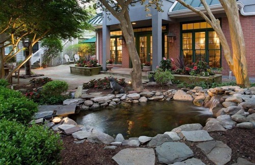 Country Club Estates Apartamento | Scenic King Room | Garden Views & Easy Access
