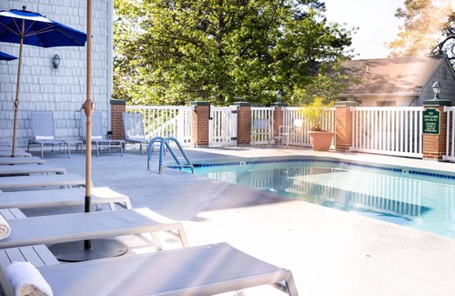 Country Club Estates Apartamento | Scenic King Room | Garden Views & Easy Access
