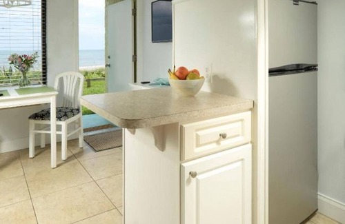 Indialantic Apartamento | Scenic Ocean Front Getaway w/ Patio | Morning Breakfast w/ View