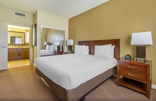 South Lake Tahoe Hotel | Scenic Views and Modern Comforts! Swimming Pool, Full Kitchen!