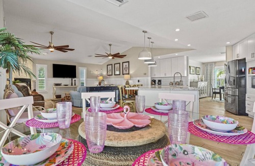 Cape Coral Apartamento | INCREÍBLES VISTAS AL AGUA * 5 BR * Capacidad 14 * 2 chimeneas * 2 jacuzzis * Shuffleboard * Kayaks