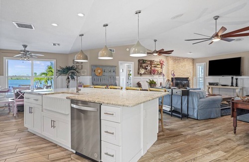 Cape Coral Apartamento | INCREÍBLES VISTAS AL AGUA * 5 BR * Capacidad 14 * 2 chimeneas * 2 jacuzzis * Shuffleboard * Kayaks