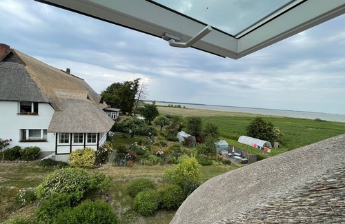 Ostseebad Ahrenshoop Apartamento | Schilfhus Ahrenshoop, modern vacation apartment in a thatched house on the waterfront