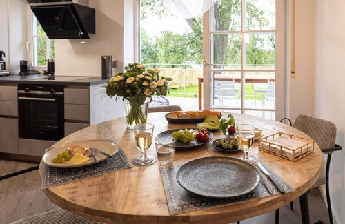 Schrozberg Apartamento | Schmalfelden No. 95 with spa oasis in the living room: compact sauna, loungers and fireplace. Fenced garden with great veranda!