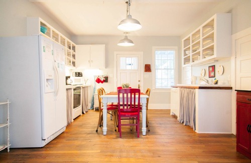 Tybee Island Cabaña | Screened Inn c1925! Tranquilo North End Duplex! Porche cubierto. Acceso a la playa!