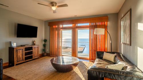 Waves Apartamento | SDA - Waterfront 3-Bedroom, 3-Bathroom Suite at REAL Watersports