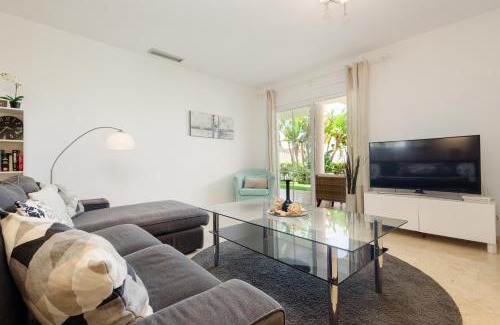 Istan Apartamento | Sea view apartment with private garden and jacuzzi in Balcones del Lago, Istan