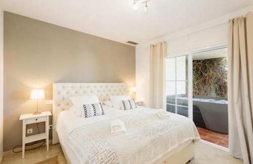 Istan Apartamento | Sea view apartment with private garden and jacuzzi in Balcones del Lago, Istan