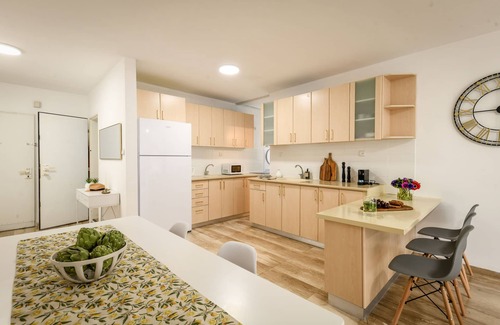 Netanya Apartamento | Seaside Escape with Private Patio by Sea N Rent