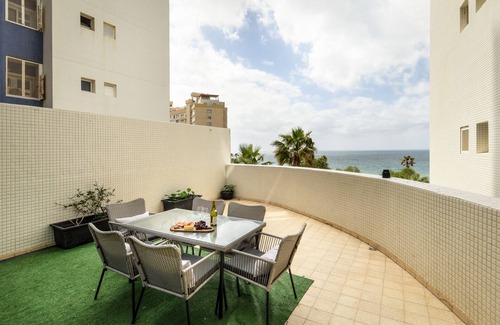 Netanya Apartamento | Seaside Escape with Private Patio by Sea N Rent