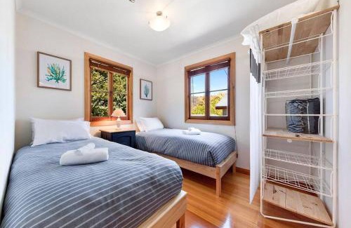 Bicheno Casa | Seaside House - On Waubs Bay!