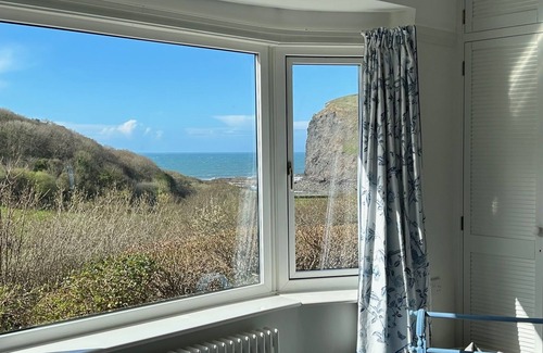 Crackington Haven Casa | Seaside Retreat, bungalow with sea views, 5 min walk sandy, surfing beach.