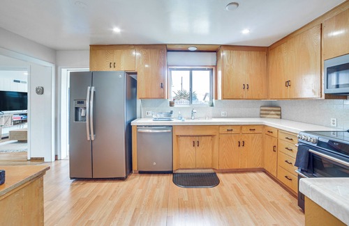 Seaside Cabaña | Seaside Vacation Rental w/ Patio Near Monterey Bay