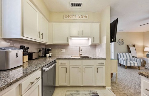 Jacksonville Beach Villa | SeaTurtle Retreat|Walk Everywhere|1 Blk to Beach|Close to Mayo