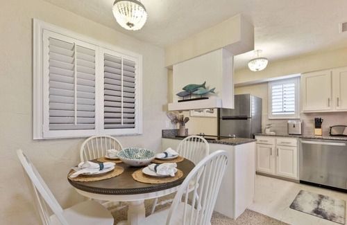 Jacksonville Beach Villa | SeaTurtle Retreat|Walk Everywhere|1 Blk to Beach|Close to Mayo