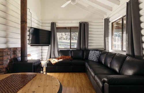 Pokolbin Casa | Secluded 3BR lodge in Palmers Lane Estate with Pool, Tennis, walk to Cellardoors