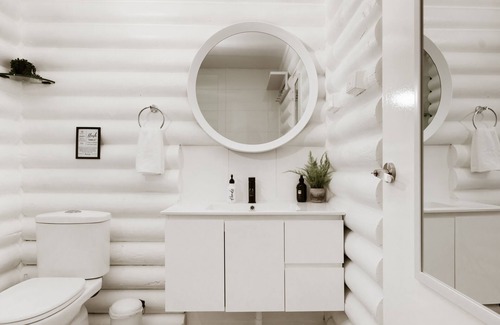 Pokolbin Casa | Secluded 3BR lodge in Palmers Lane Estate with Pool, Tennis, walk to Cellardoors