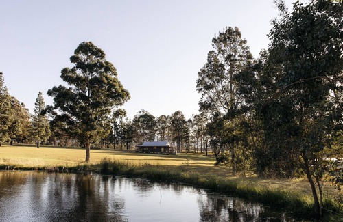 Pokolbin Casa | Secluded 3BR lodge in Palmers Lane Estate with Pool, Tennis, walk to Cellardoors