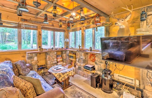 Kunkletown Casa | Secluded and Quiet Pocono Mountain Cabin with Hot Tub!