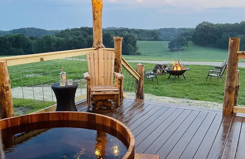 Viola Cabina | Secluded cabin on 75 acres 360 views cedar hot tub infrared sauna outdoor Shower