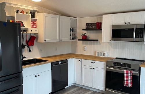 New Lisbon Cabina | Secluded cozy cabin walking distance to Castle Rock Lake - remodeled!
