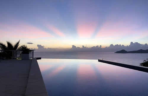 Oualie Bay Villa | Villa de lujo aislada, exclusiva y totalmente privada con vistas a la bahía más bonita.