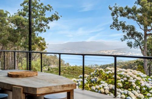 Deep Bay Casa | Secluded Huon Valley Lodge with Hot Tub and Cottage