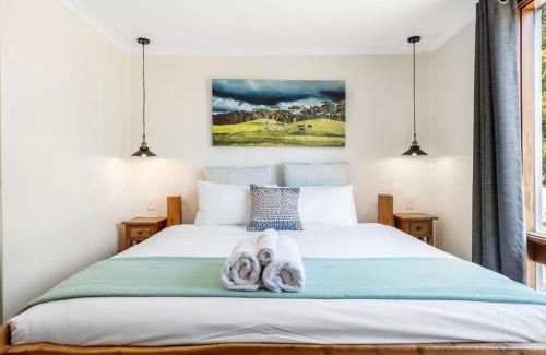 Deep Bay Casa | Secluded Huon Valley Lodge with Hot Tub and Cottage