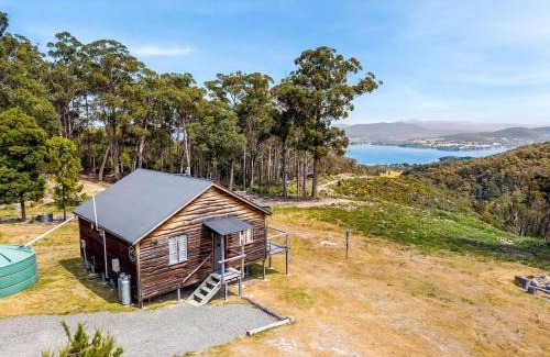 Deep Bay Casa | Secluded Huon Valley Lodge with Hot Tub and Cottage