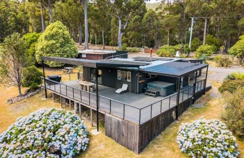 Deep Bay Casa | Secluded Huon Valley Lodge with Hot Tub and Cottage